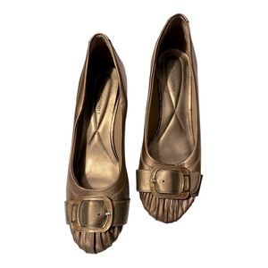 ANDREW Geller Yaleeda leather copper metallic wedge enamel toe buckle